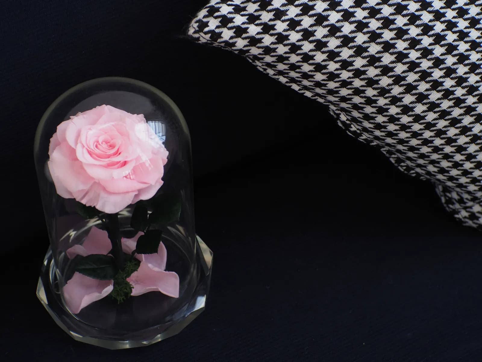 Preserved flower craftsmanship